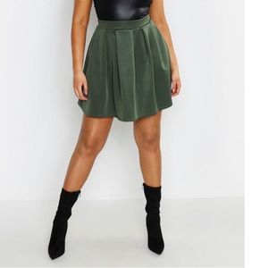 3/$30 💓 Boohoo Plus scuba mini skirt 🌿